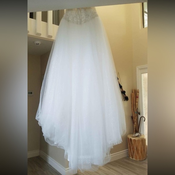 David’s Bridal white wedding dress - Picture 3 of 5